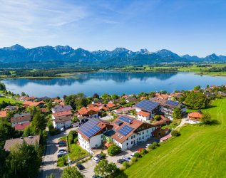 Die Außenansicht des Biohotels Eggensberger in Füssen / Hopfen am See im Sommer
