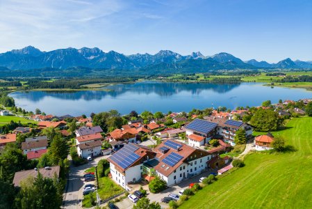 Die Außenansicht des Biohotels Eggensberger in Füssen / Hopfen am See im Sommer