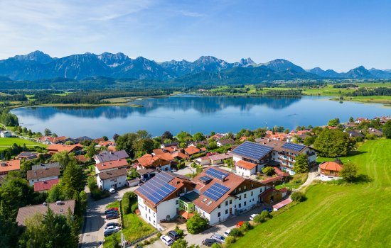 Die Außenansicht des Biohotels Eggensberger in Füssen / Hopfen am See im Sommer