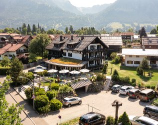 Außenansicht vom Hotel Freiberg in Oberstdorf im Sommer