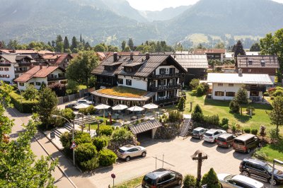 Außenansicht vom Hotel Freiberg in Oberstdorf im Sommer