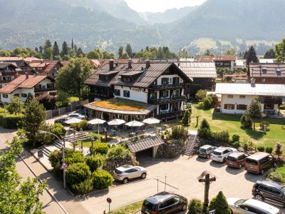 Außenansicht vom Hotel Freiberg in Oberstdorf im Sommer