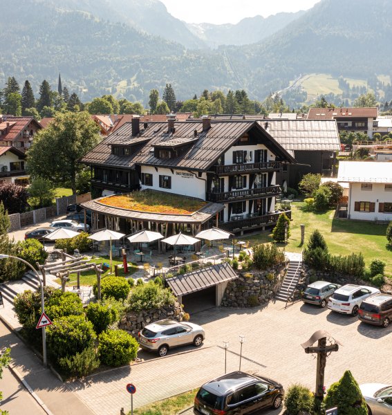 Außenansicht vom Hotel Freiberg in Oberstdorf im Sommer