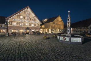 Außenansicht vom Ellgass Allgäu Hotel in Argenbühl am Abend