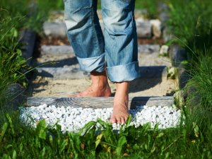 Barfußpfad im Garten des SCHÜLE's Gesundheitsresort & Spa in Oberstdorf