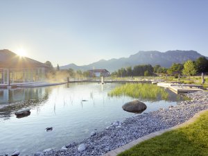 Die Außenansicht des Hotels König Ludwig in Schwangau mit Außenpool an einem Sommertag