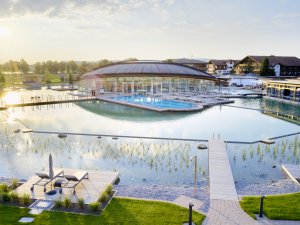 Außenbereich im Hotel König Ludwig in Schwangau mit Blick auf Liegen die direkt am Wasser platziert wurden