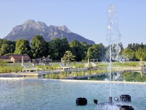 Außenpool im Hotel König Ludwig in Schwangau im Sommer
