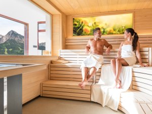 Zwei Gäste vom Allgäuhotel Tanneck in Fischen genießen einen Saunagang