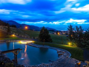 Einblick in den Garten im Hotel Tanneck in Fischen während die Sonne unter geht