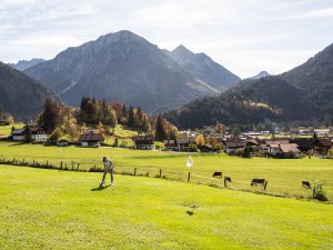 Ein Gast im Garten im Hotel Prinz-Luitpold-Bad in Bad Hindelang