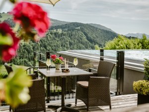 Bild von einem Tisch am Infinitypool im Bergkristall - Mein Resort im Allgäu in Oberstaufen im Sommer