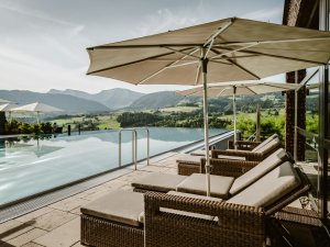 Blick auf den Infinitypool im Bergkristall - Mein Resort im Allgäu in Oberstaufen