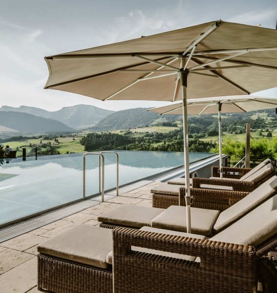 Blick auf den Infinitypool im Bergkristall - Mein Resort im Allgäu in Oberstaufen
