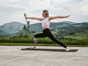 Eine Frau beim Yoga im Außenbereich des Bergkristall - Mein Resort im Allgäu in Oberstaufen