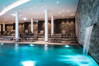 Ansicht des Innenpools im Wellnessbereichs des AMERON Neuschwanstein Alpsee Resort & SPA in Hohenschwangau.