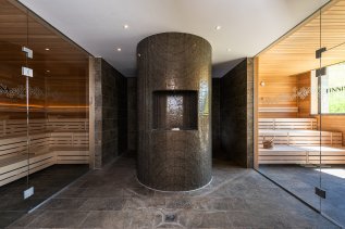 Ansicht von zwei Saunen im Wellnessbereich des AMERON Neuschwanstein Alpsee Resort & SPA in Hohenschwangau.