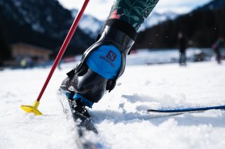 Ansicht eines Langlaufski im Winter.