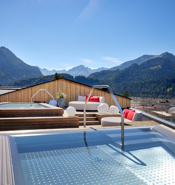Es sind zwei Whirlpool auf dem Rooftop des Hotel Franks in Oberstdorf zu sehen