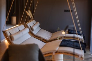 Ansicht von zwei hängenden Liegen im Wellnessbereich des Hotel Franks in Oberstdorf