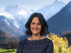 Es ist die Eigentümerin des Hotels Kühberg - Das Hotel über Oberstdorf, zu sehen.