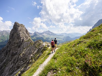 Ansicht von zwei Menschen, die eine Wanderung in den Bergen nahe Oberstdorf machen.