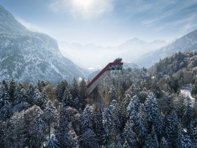 Ansicht der Skiflugchance in Oberstdorf im Winter bei Sonnenschein.