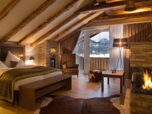 Einblick in eines der modernen und gemütlichen Zimmer im Hotel Das Rübezahl in Schwangau.