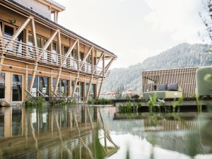 Ansicht des Außenpools des Hubertus Mountain Refugio Allgäu in Balderschwang im Sommer.