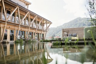 Ansicht des Außenpools des Hubertus Mountain Refugio Allgäu in Balderschwang im Sommer.