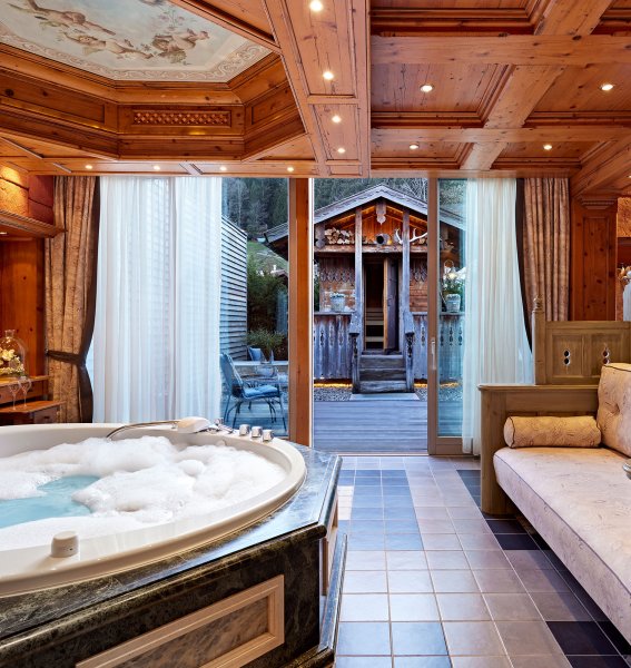 Es ist ein Whirlpool im Wellnessbereich des Lindner Hotel Oberstaufen Parkhotel zu sehen.