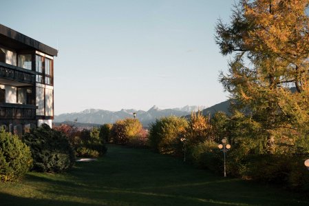 Es ist ein Ausblick auf die Berge vom Wellnesshotel Mittelburg in Oy Mittelberg im Sommer zu sehen.