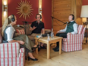 Drei Personen nehmen gemeinsam eine Folge für den Podcast des Sonnenalp Resorts in Ofterschwang auf