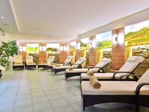 Einblick in den Ruheraum mit vielen Liegen und gemütlicher Atmosphäre im Hotel Alpenhof in Oberstdorf.