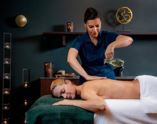 Es ist eine Frau zu sehen, die von einer Masseurin im Hotel Allgäu Sonne in Oberstaufen behandelt wird.
