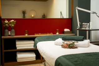 Einblick in den Behandlungsraum für Massagen und sonstige Anwendungen im Hotel Allgäu Sonne in Oberstaufen.