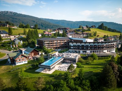 Es ist das Travel Charme Ifen Hotel im Kleinwalsertal von außen im Sommer zu sehen.