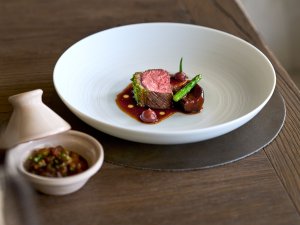 Es ist ein schön angerichtetes Teller mit Lamm darauf zu sehen, welches im Restaurant des Travel Charme Hotel im Kleinwalsertal aufgenommen wurde