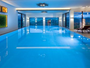Es ist der Innenpool des Hotels Tanneck in Oberstdorf zu sehen.