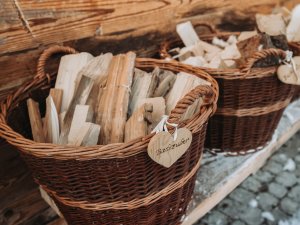 Körbe mit Holzscheite als Dekoration im Alpzitt Chalet im Dorf in Burgberg