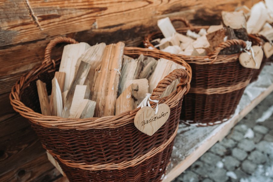 Alpzitt Chalts im Dorf Körbe mit Holz