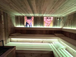 Es ist die beleuchtete Sauna des Hotel Restaurant Adler in Füssen zu sehen.