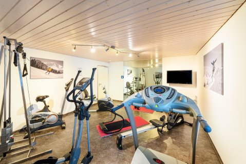 Es ist der Fitnessraum des Hotel Garni Schellenberg in Oberstdorf zu sehen.