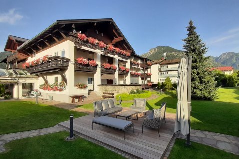 Es ist das Hotel Garni Schellenberg in Oberstdorf von außen im Sommer zu sehen.