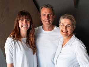 Es sind die drei Gastgeber des Hotels Franks on Oberstdorf zu sehen.