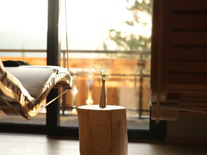 Es ist eine Schwebeliege im Wellnessbereichs des Hotel Franks in Oberstdorf zu sehen.