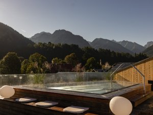 Es ist der GipfelSpa Pool des Hotel Franks in Oberstdorf im Sommer zu sehen