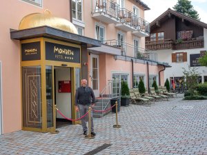 Es ist das Hotel Mohren in Oberstdorf von außen zu sehen.