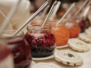 Es sind diverse Marmeladen-Gläser zu sehen, die am Frühstücksbuffet des Hotel Mohren in Oberstdorf ausgestellt sind.