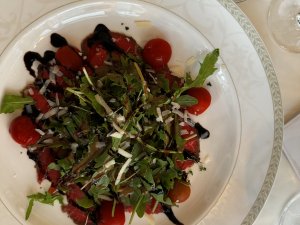 Es ist ein Carpaccio des Hotel Mohren in Oberstdorf zu sehen.